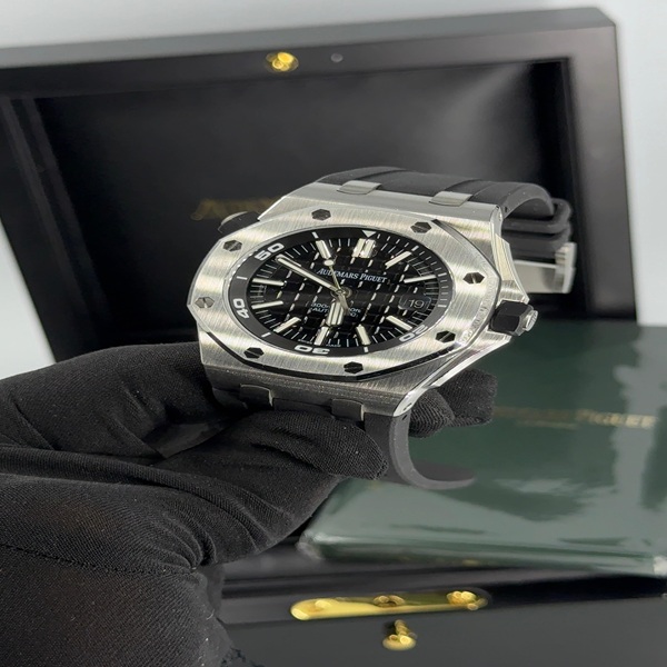 AUDEMARS PIGUET ROYAL OAK OFFSHORE DIVER BLACK DIAL WITH BLACK RUBBER STRAP 41mm SWISS MOVEMENT