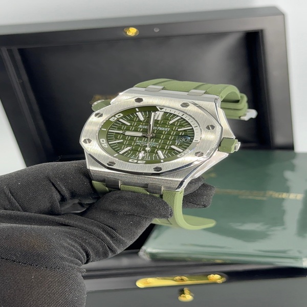 AUDEMARS PIGUET ROYAL OAK OFFSHORE DIVER STAINLESS STEEL/KHAKI GREEN FACE WITH GREEN RUBBER STRAP 41mm SWISS MOVEMENT