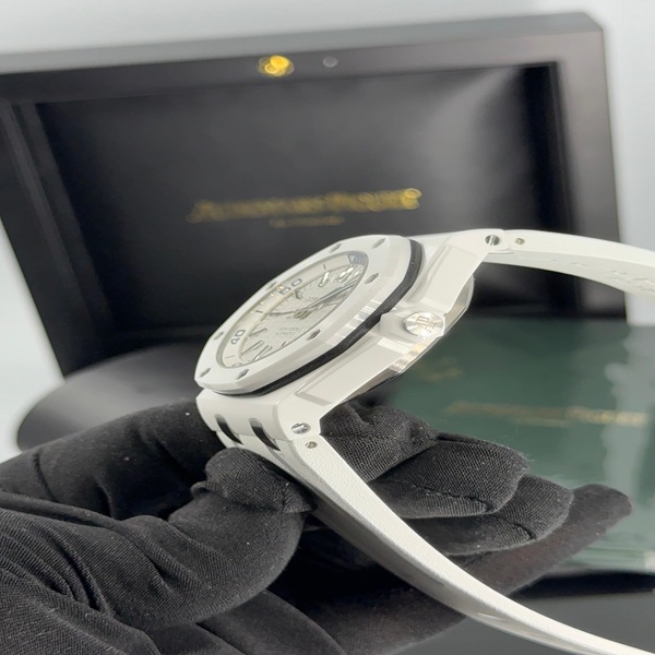 AUDEMARS PIGUET ROYAL OAK OFFSHORE DIVER WHITE CERAMIC WITH WHITE RUBBER STRAP 42mm SWISS MOVEMENT